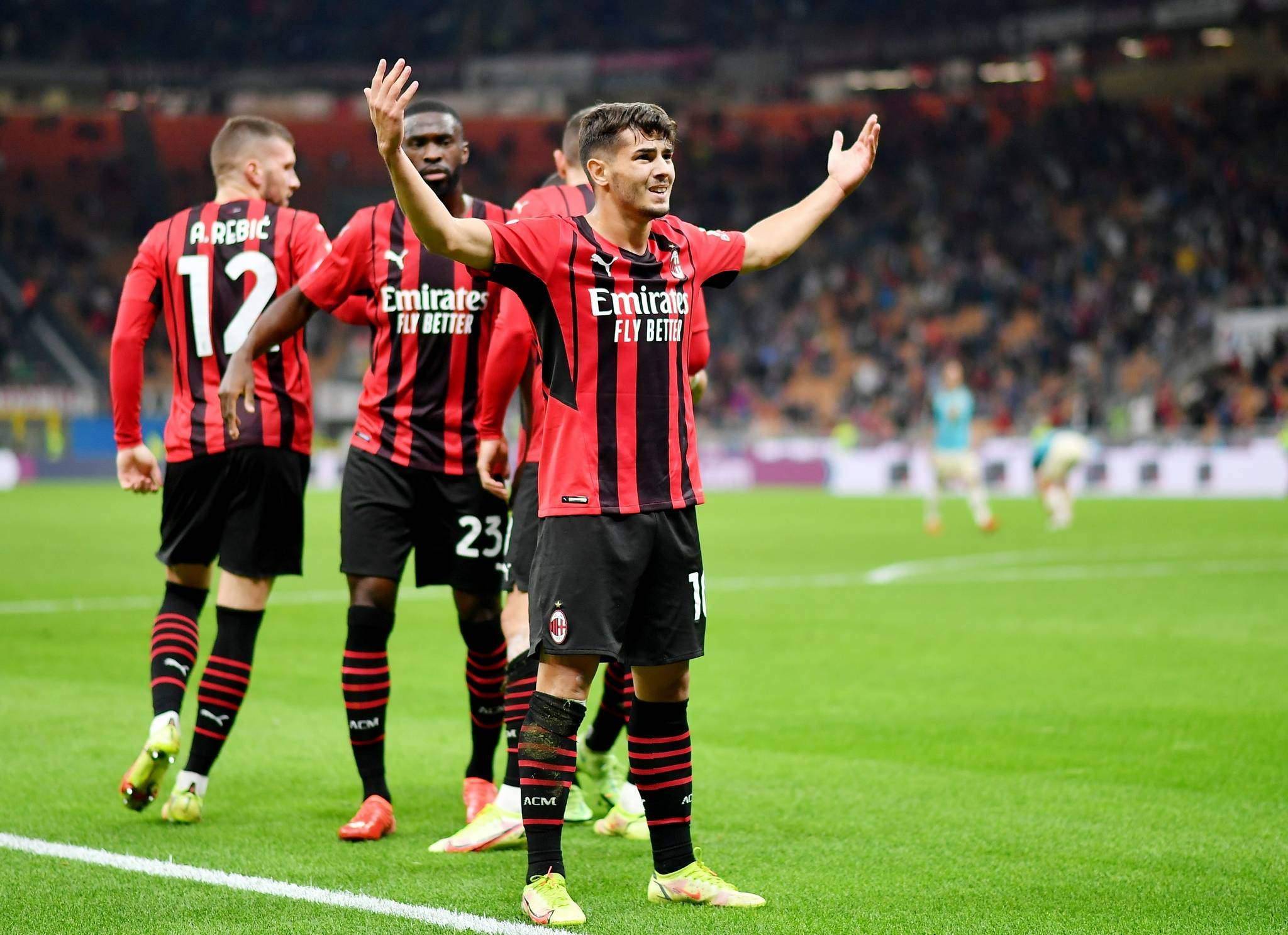 B体育体育网址-AC米兰主场连胜，助力球队冲击联赛前列