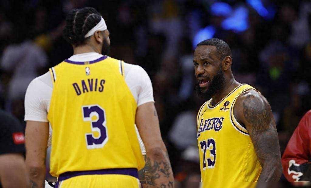 B体育体育官网-湖人队球员友谊赛事让球迷感动，队伍凝聚力大增