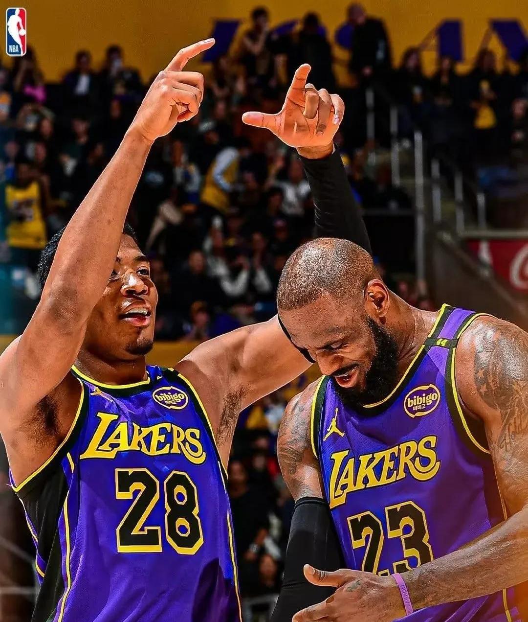 湖人队球员友谊赛事让球迷感动，队伍凝聚力大增