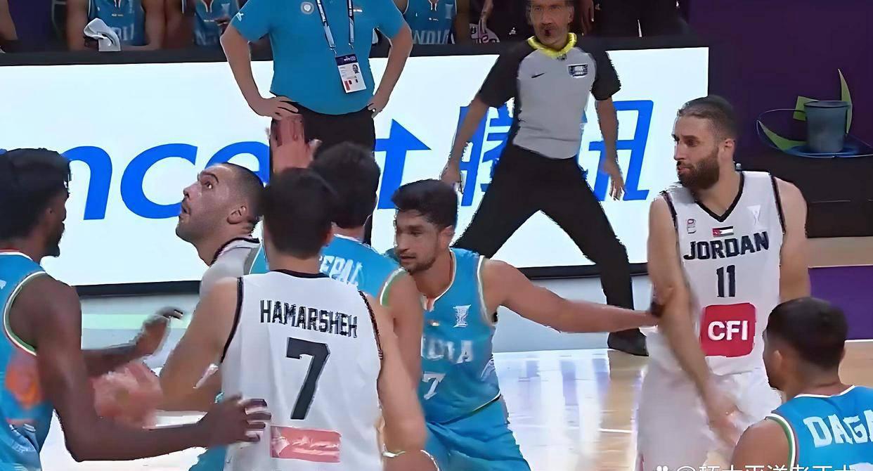 B体育体育娱乐-印度球员在国际青年篮球比赛中获胜