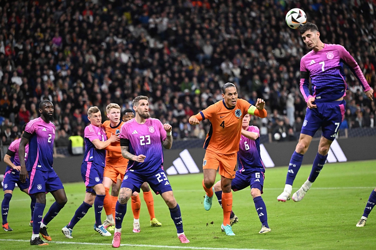 进攻反击！球员拼尽全力，场上战绩千钧一发