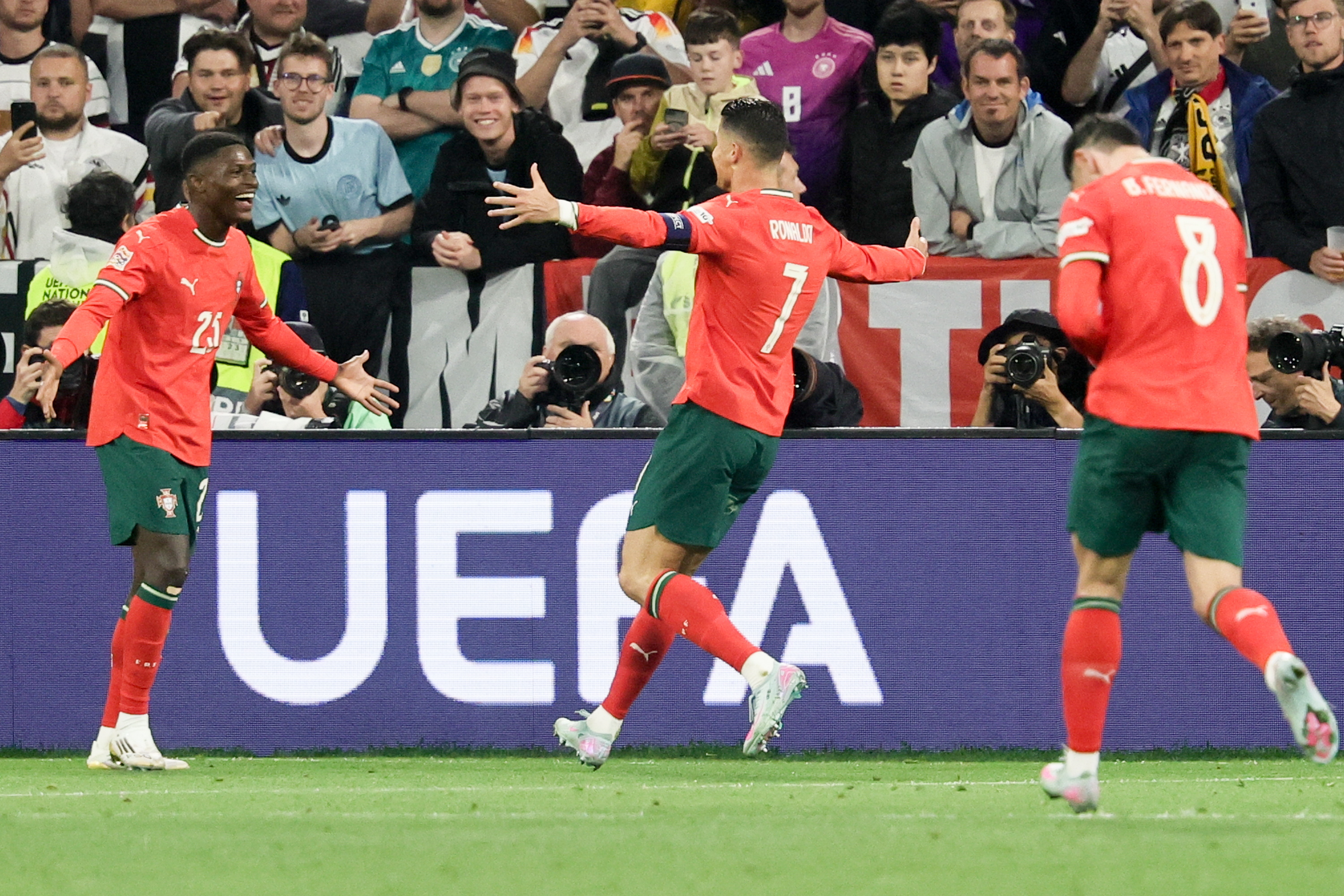 B体育体育app下载地址-欧国联比赛即将落幕，球队冲击冠军之路