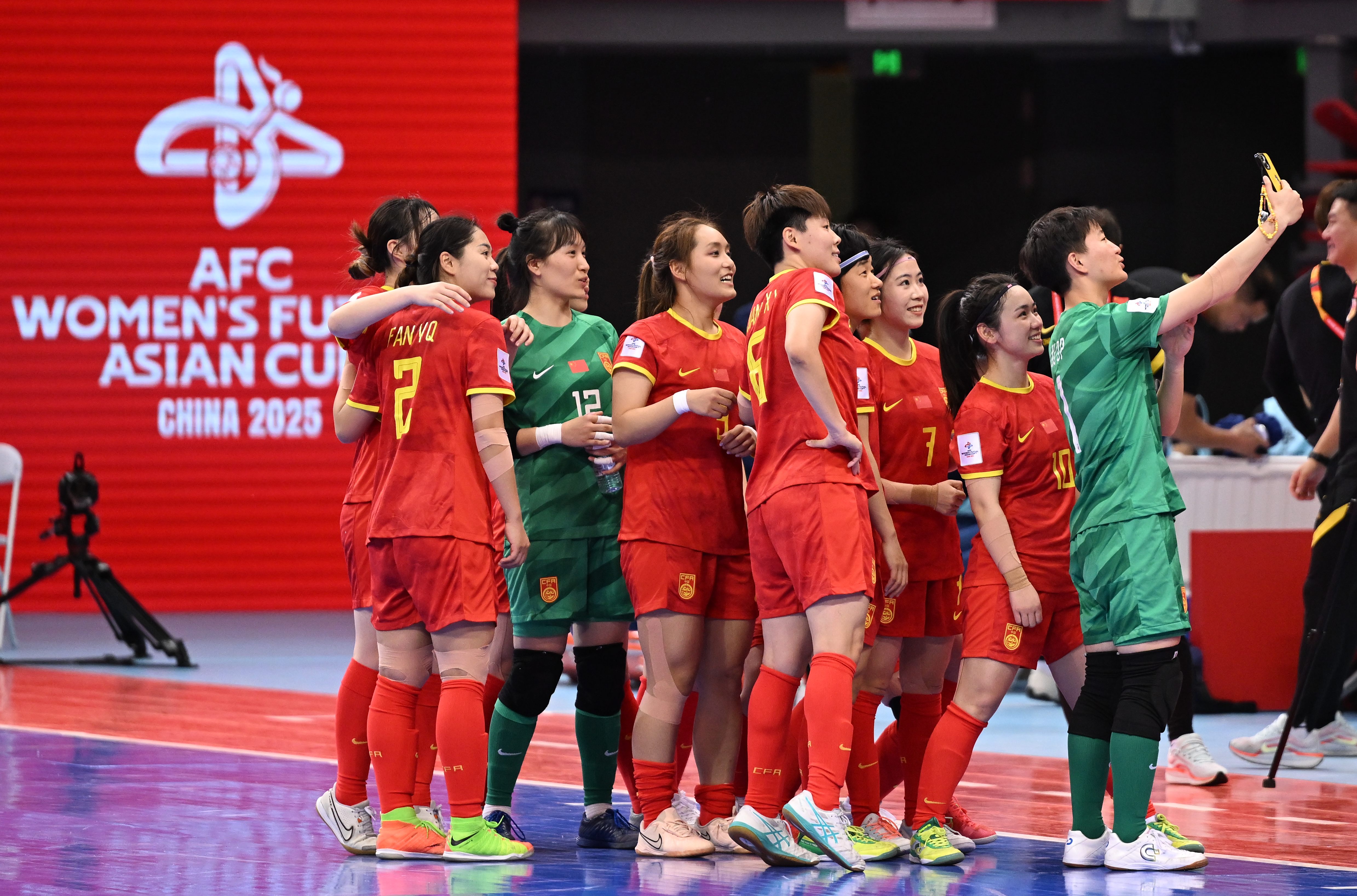 B体育体育地址-女子足球比赛中，中国队取得胜利轻松晋级