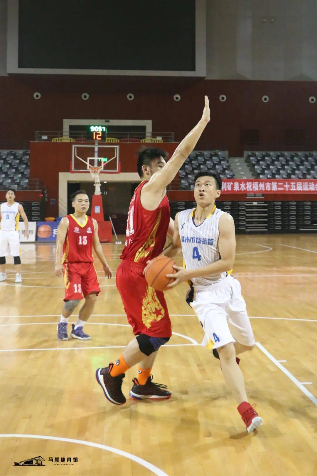 比赛中变换多端的进攻战术引发了阵阵掌声的简单介绍