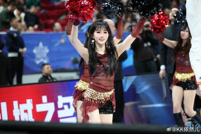 篮球明星在季后赛中啦啦队助威,球迷狂热 篮球明星在季后赛中啦啦队助威,球迷狂热