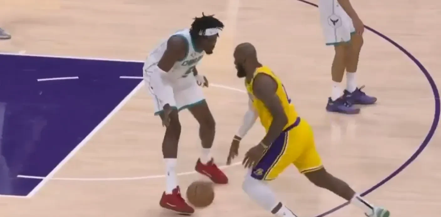 关于黄蜂队球星受伤,将缺席季后赛,球迷担忧不已的信息 关于黄蜂队球星受伤,将缺席季后赛,球迷担忧不已的信息