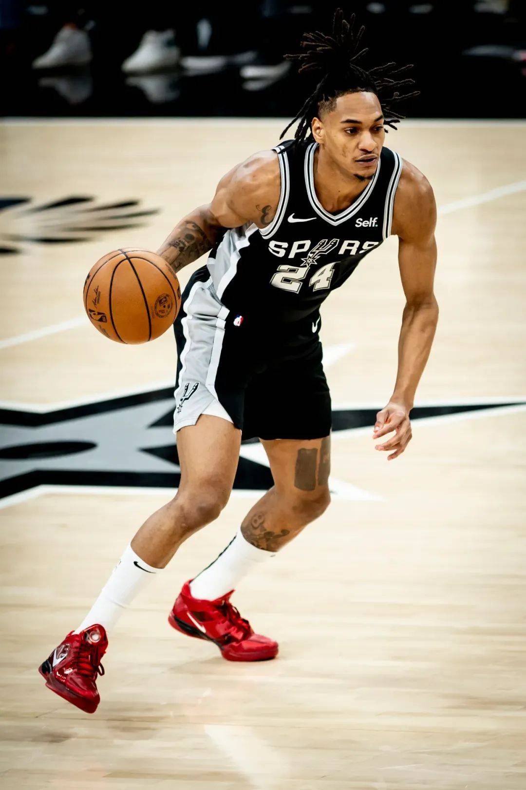 B体育体育课程-马刺全队集体训练备战总决赛，打造默契战术的简单介绍