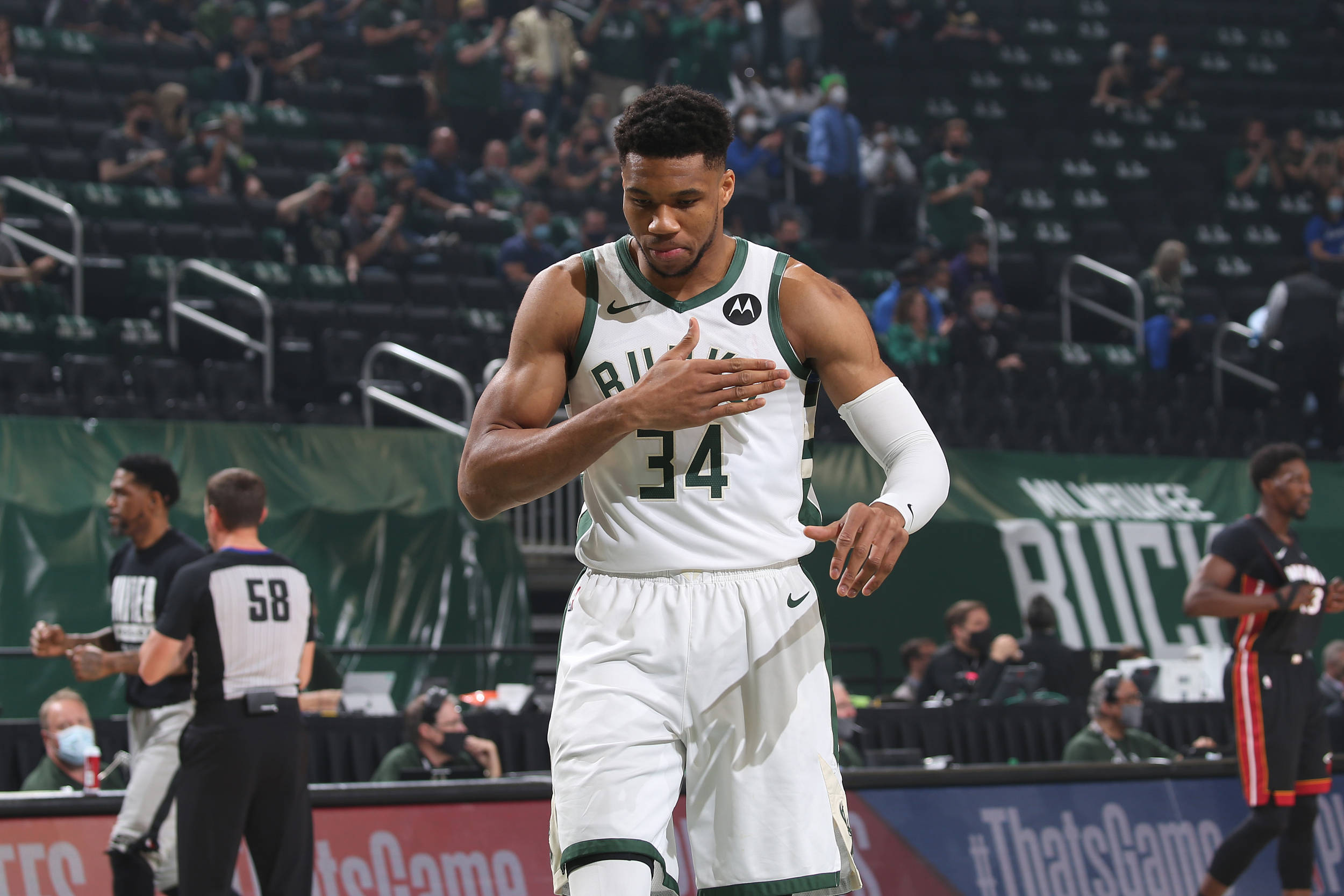 B体育体育地址-篮网逆转雄鹿，豪取连胜