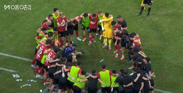 团结一心,团队协力,球队壮举震惊全场的简单介绍 团结一心,团队协力,球队壮举震惊全场的简单介绍